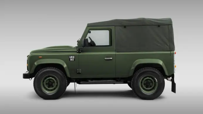 Il ritorno del mito: Classic Defender V8 di Land Rover, ispirata al fuoristrada di Winston Churchill, in soli 10 esemplari