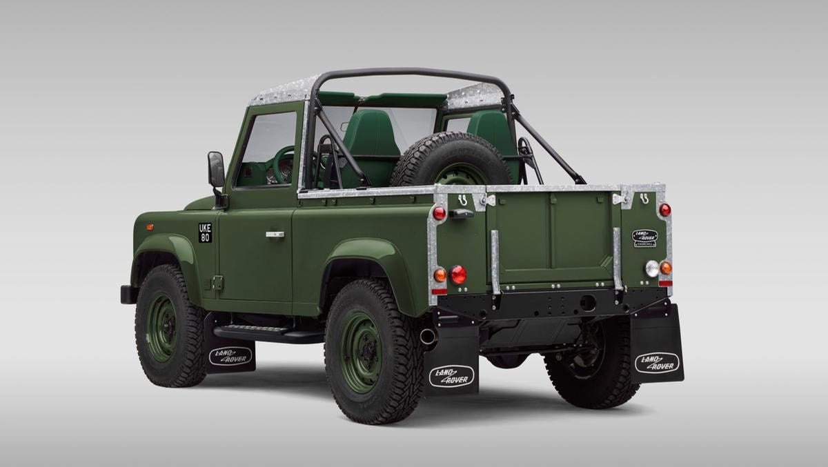 Il ritorno del mito: Classic Defender V8 di Land Rover, ispirata al fuoristrada di Winston Churchill, in soli 10 esemplari