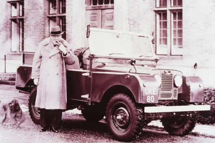 Il ritorno del mito: Classic Defender V8 di Land Rover, ispirata al fuoristrada di Winston Churchill, in soli 10 esemplari