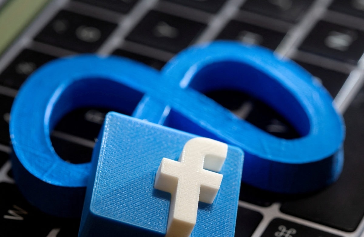 FILE PHOTO: A 3D printed Facebook's new rebrand logo Meta and Facebook logo are placed on laptop keyboard in this illustration taken on November 2, 2021. REUTERS/Dado Ruvic/Illustration//File Photo