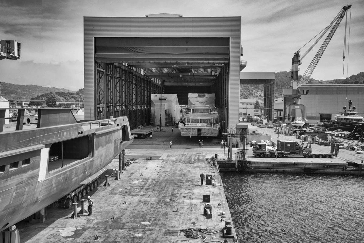 La sede di Sanlorenzo   a La Spezia, dove vengono prodotti  i superyacht. Il cantiere ha poi siti produttivi  ad Ameglia, Massa,  Pisa e Viareggio.