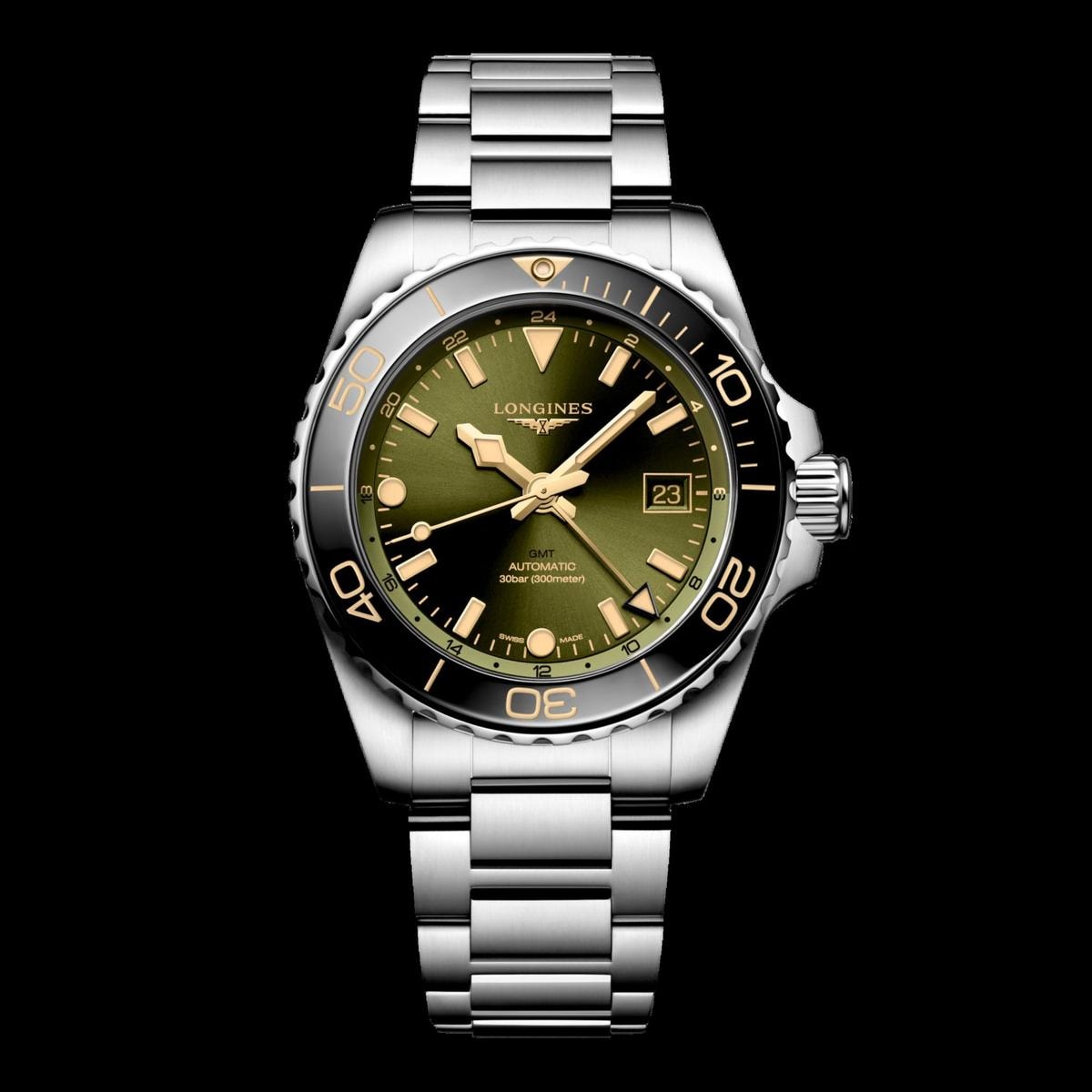 L’Hydroconquest Gmt di Longines ha la lunetta in ceramica, un robusto bracciale in acciaio, è a tre  file e doppia chiusura deployante di sicurezza.