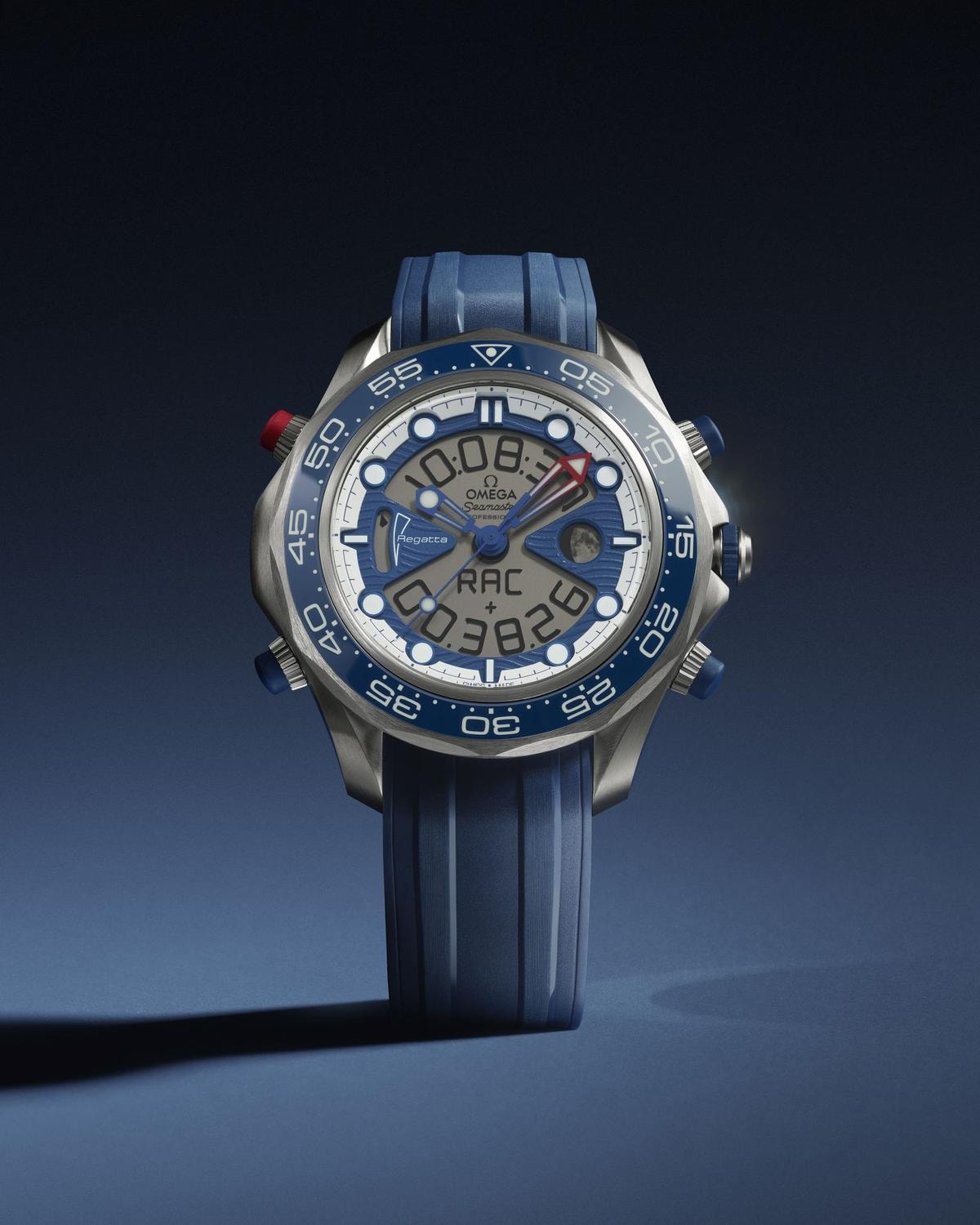 Il Seamaster Regatta di Omega è un tributo alla 37° edizione dell’America’s Cup. Ha cassa da 46,75 mm in titanio grado 5, display analogico e digitale.