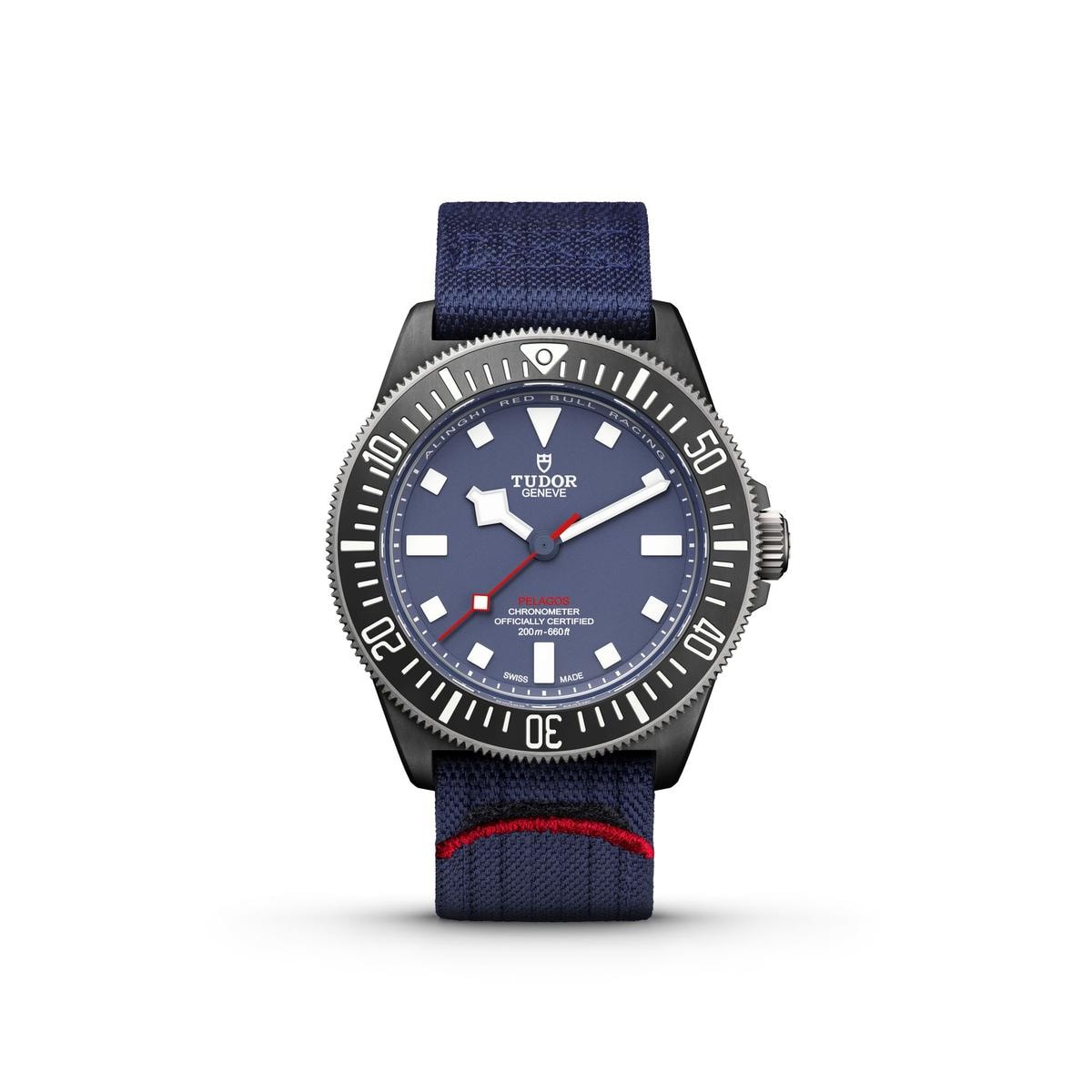 Il Tudor Pelagos Fxd Alinghi Red Bull Racing Edition ha la cassa  in composito di carbonio con barrette fisse per agganciare  il cinturino.