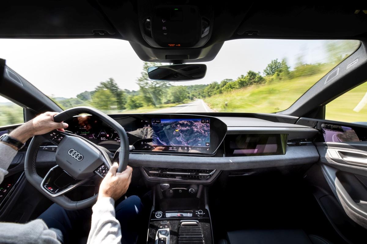 L'abitacolo dell'Audi A6 Sportback e-tron.