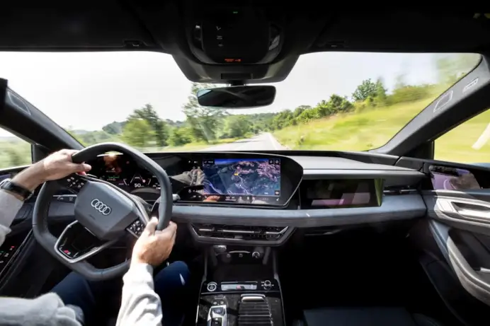 L'abitacolo dell'Audi A6 Sportback e-tron.