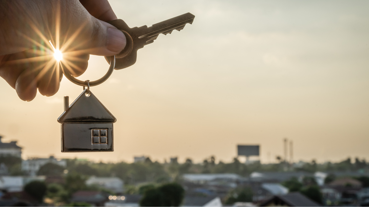 Quanti anni servono per comprare casa in Italia? A Roma oltre 100 senza mutuo, a Milano quasi 150: le stime città per città