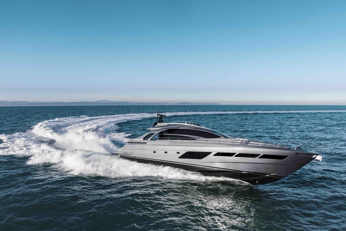 Un Pershing 8X in navigazione.