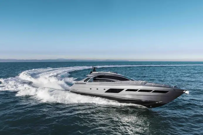 Un Pershing 8X in navigazione.