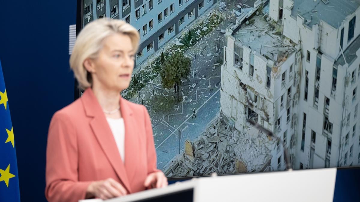Interferenze russe sul gps, aereo di von der Leyen in tilt: il pilota costretto ad atterrare con le mappe cartacee