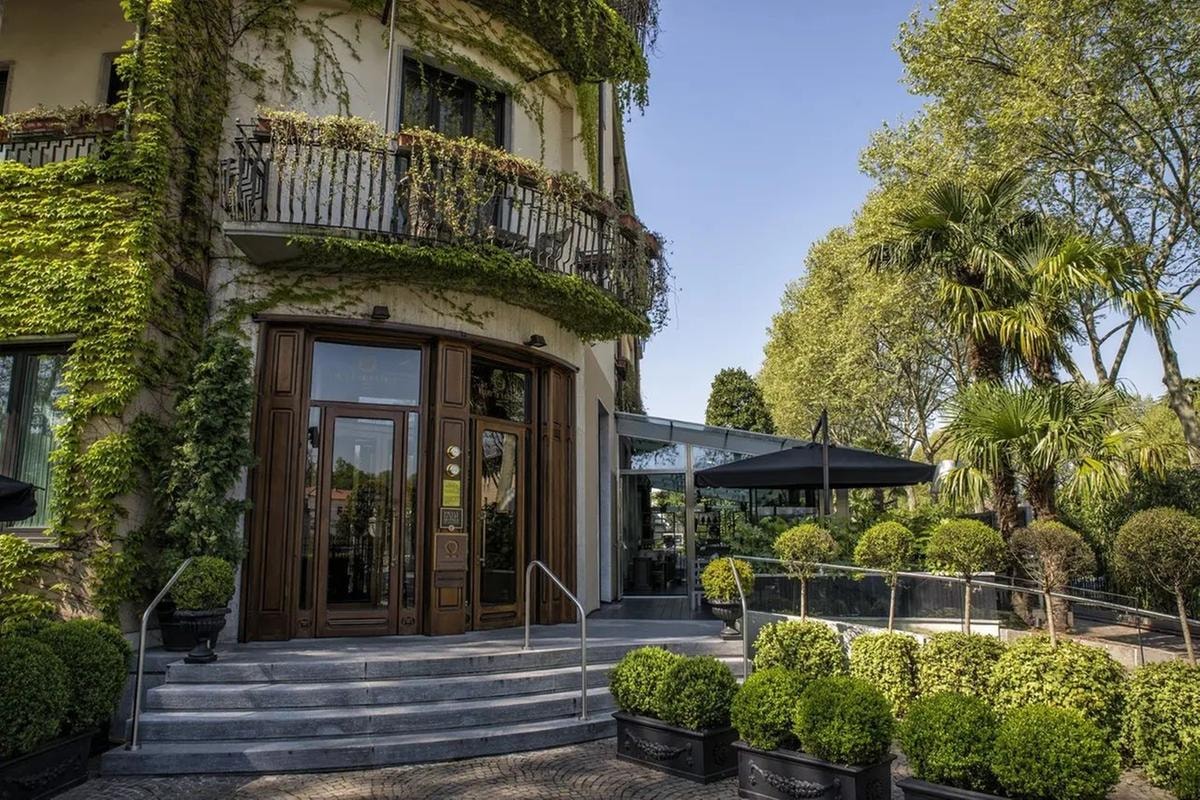 L'ingresso dell'Hotel de Ville di fronte alla Villa Reale di Monza.