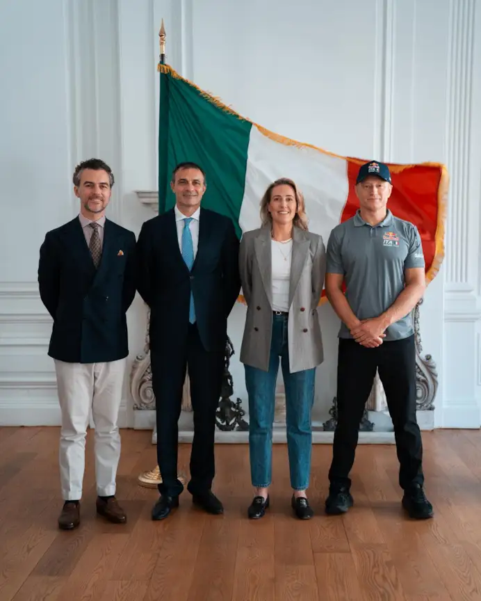 il board, e i tre co-owner, di Red Bull Italy SailGP al Consolato Generale d’Italia a New York in occasione della tappa americana del Rolex SailGP. Da sinistra: Gian Luca Passi de Preposulo, presidente; il console generale Fabrizio Di Michele; Assia Grazioli-Venier, direttrice, e il campione Jimmy Spithill, ceo, fondatore