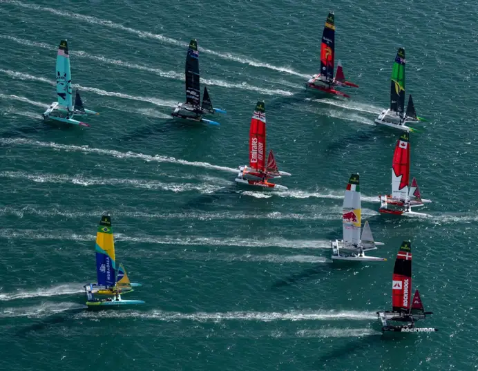 La flotta guidata dallo Switzerland SailGP Team timonato da Sebastien Schneiter davanti al ROCKWOOL Denmark SailGP Team, al Canada NorthStar SailGP Team, all'Australia SailGP Team, al Red Bull Italy SailGP Team, allo Spain SailGP Team, Emirates Great Britain SailGP Team, New Zealand SailGP Team, Mubadala Brazil SailGP Team e USA SailGP Team in azione durante il primo giorno di regate del campionato Rolex SailGP 2025 ITM New Zealand Sail Grand Prix ad Auckland, Nuova Zelanda Tradotto con DeepL.com (versione gratuita)