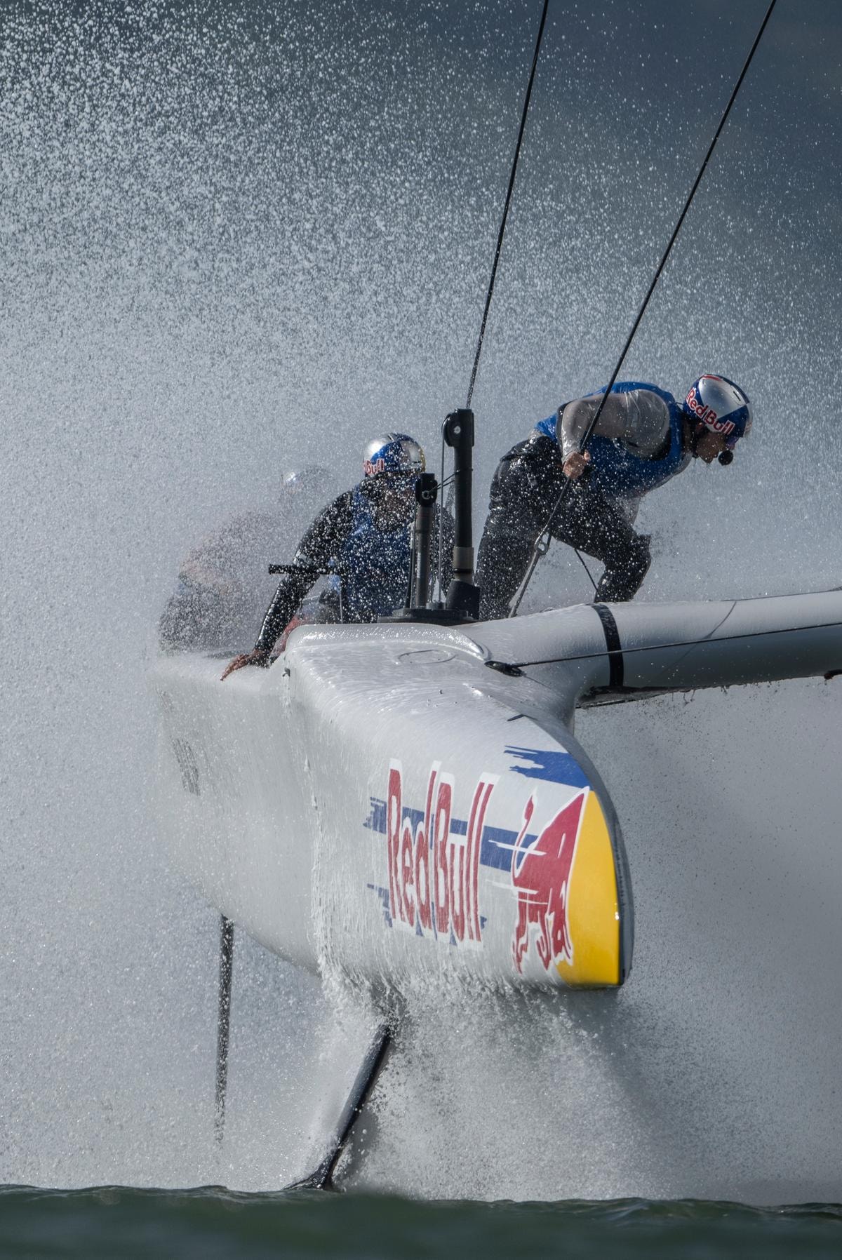 Rolex SailGP Championship Event 5 Stagione 2025. Il team Red Bull Italy SailGP guidato da Ruggero Tita in azione mentre Alex Sinclair, grinder, attraversa la barca durante una sessione di allenamento in vista dell'Oracle San Francisco Sail Grand Prix che si terrà a San Francisco, California.