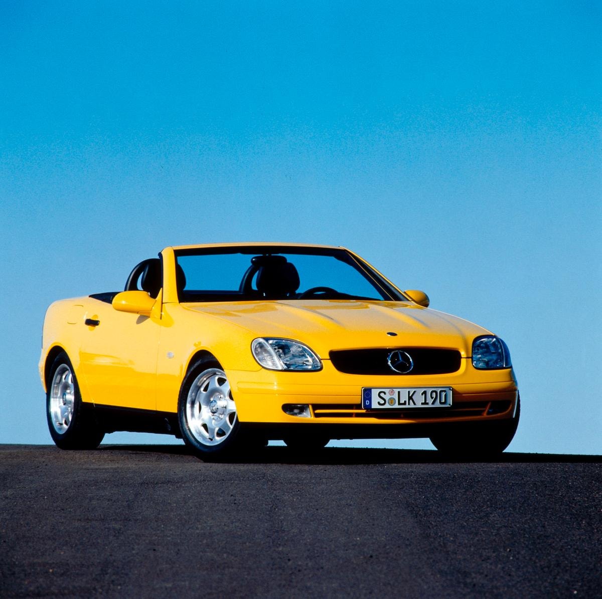 Mercedes-Benz SLK 200 der Baureihe R 170. Exterieurfoto von rechts vorn mit geöffnetem Variodach. (Fotosignatur der Mercedes-Benz Classic Archive: A96F1277) 

 Mercedes-Benz SLK 200 in model series R 170. Exterior photo from front right with folding vario-roof open. (Photo signature in the Mercedes-Benz Classic archive: A96F1277)  