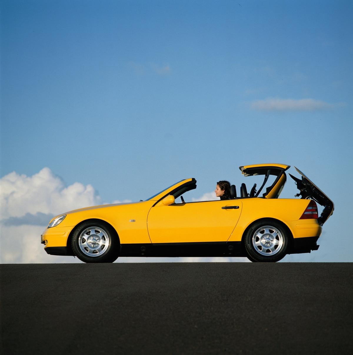 Mercedes-Benz SLK 200 der Baureihe R 170. Exterieurfoto von links mit sich öffnendem Variodach. (Fotosignatur der Mercedes-Benz Classic Archive: A96F1282) 

Mercedes-Benz SLK 200 in model series R 170. Exterior photo from left with the folding vario-roof opening. (Photo signature in the Mercedes-Benz Classic archive: A96F1282) 