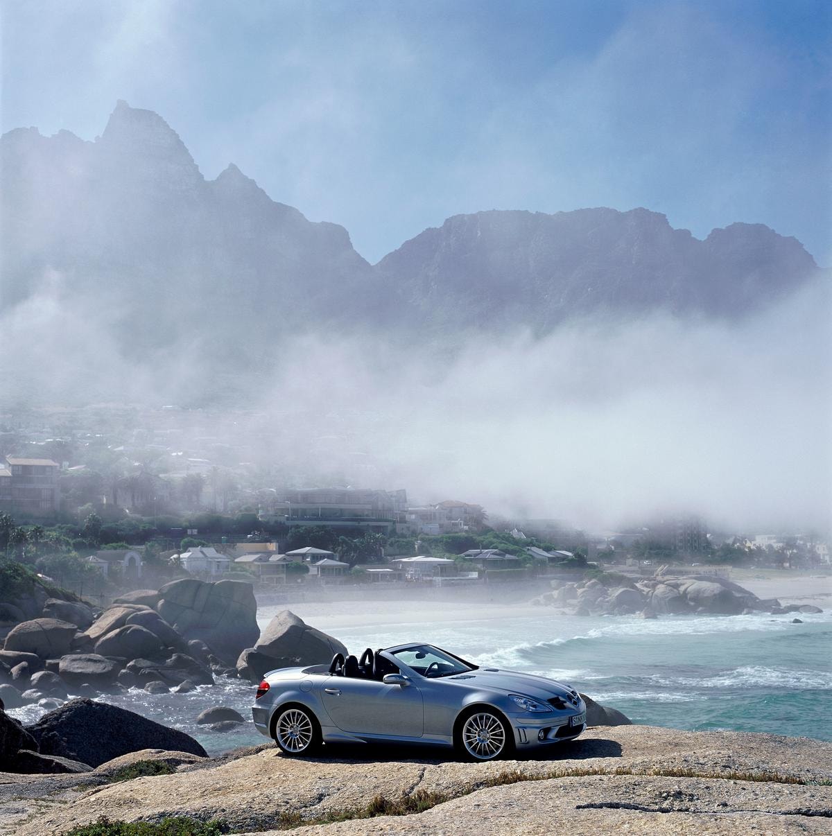 SLK-Klasse: Mit dem neuen SLK 55 AMG bietet Mercedes-Benz erstmals in dieser Fahrzeugklasse einen Achtzylinder-Roadster an. Er leistet 265 kW/360 PS. 

SLK-Class: The arrival of the new SLK 55 AMG sees Mercedes-Benz launch its first ever eight-cylinder roadster in this segment. Peak output is 265 kW/360 hp. 