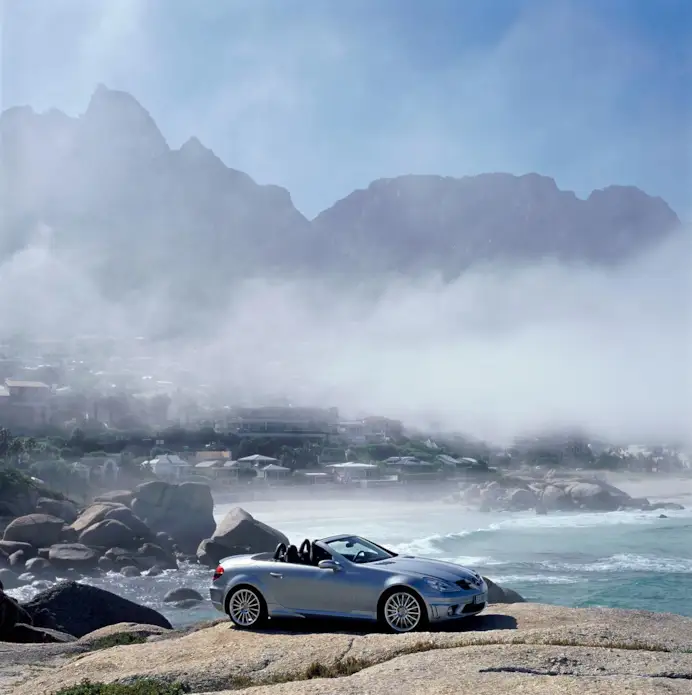SLK-Klasse: Mit dem neuen SLK 55 AMG bietet Mercedes-Benz erstmals in dieser Fahrzeugklasse einen Achtzylinder-Roadster an. Er leistet 265 kW/360 PS.
SLK-Class: The arrival of the new SLK 55 AMG sees Mercedes-Benz launch its first ever eight-cylinder roadster in this segment. Peak output is 265 kW/360 hp.