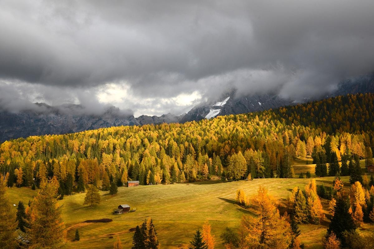 Le Dolomiti più belle da vivere in autunno: guida alla stagione dell’essenziale
