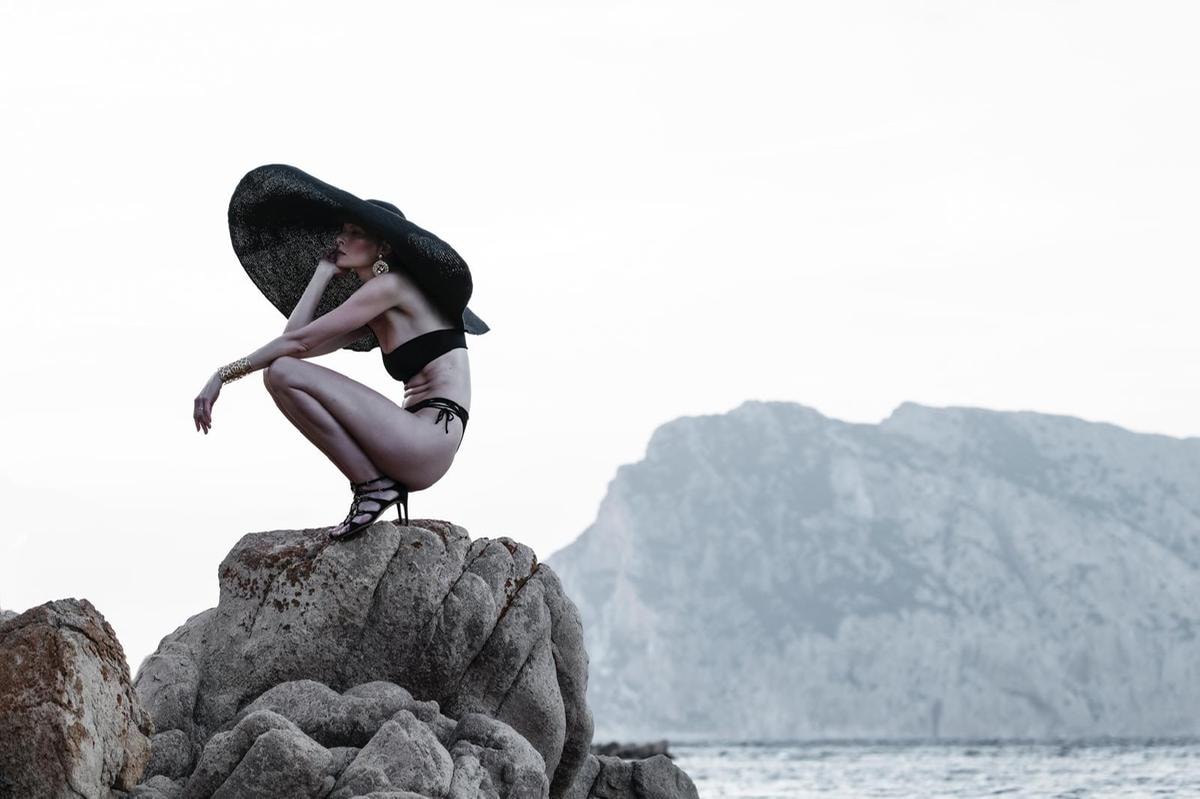 Ludmilla Voronkina Bozzetti nello scatto dedicato alla Sardegna. Foto di Andrea Varani.