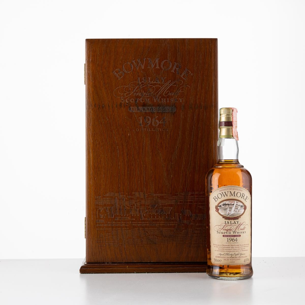 Whisky Bowmore 38 Years Old, una delle sole 300 bottiglie numerate del 1964 (lotto 542, stima da 8 a 12mila euro).