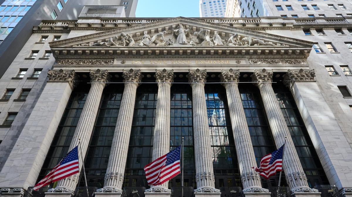 La diretta da Wall Street | Le Borse Usa chiudono poco mosse, Nasdaq +0,4%. Dimon (JP Morgan): l’economia Usa si sta indebolendo