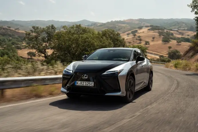 Lexus RZ: la nuova elettrica di lusso che guida come una F1