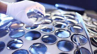 Una fase di lavorazione delle lenti nella factory di Luxottica
