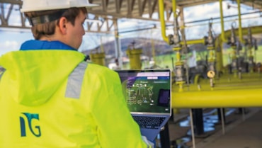 Una fase di lavorazione delle lenti nella factory di LuxotticaUn tecnico di Italgas utilizza la piattaforma di IA Dana per l'automazione della rete