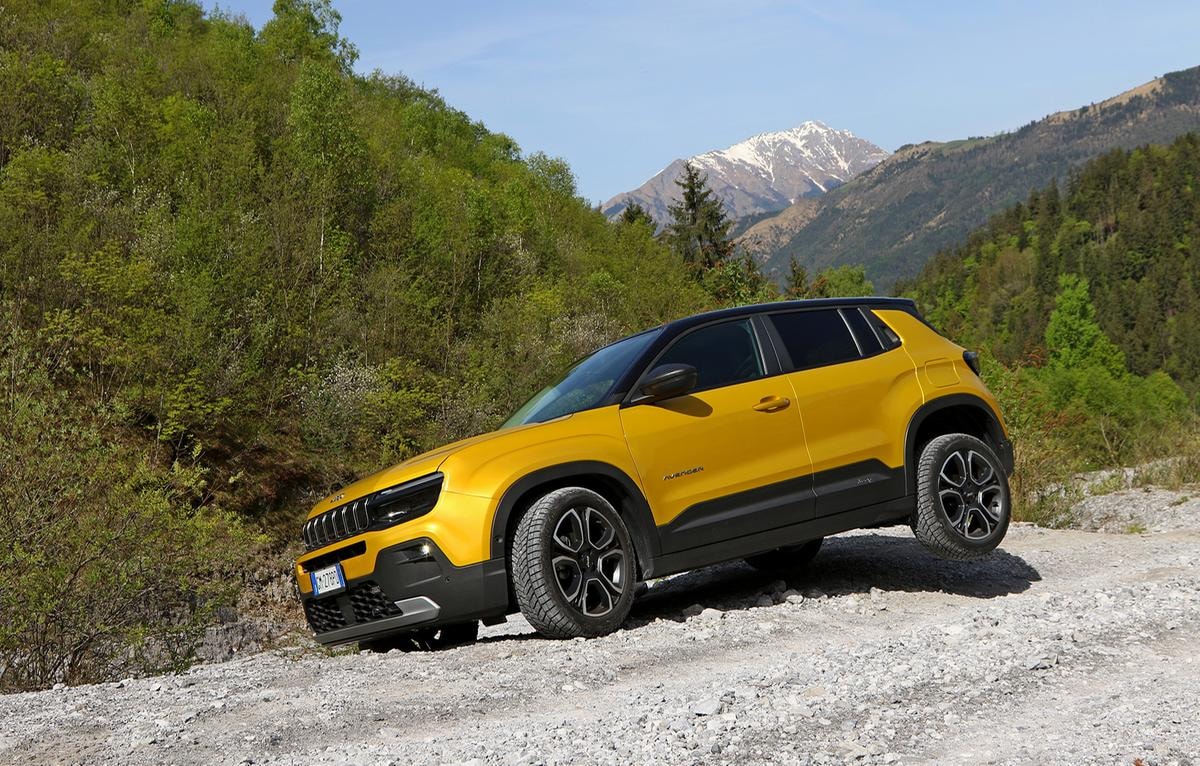Piccola, robusta e 100% Jeep: Avenger conquista la montagna lombarda