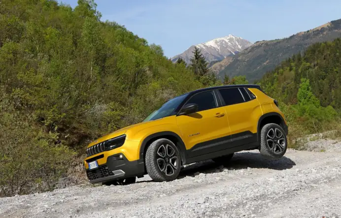 Piccola, robusta e 100% Jeep: Avenger conquista la montagna lombarda