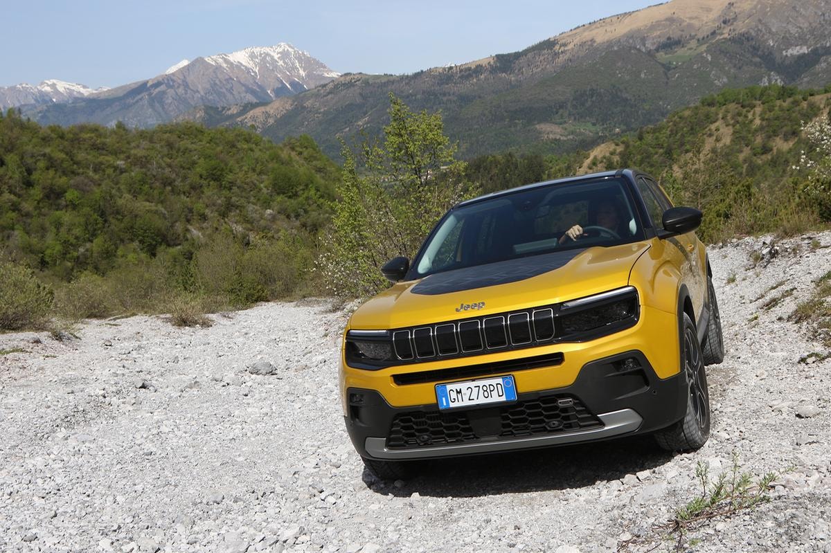 Piccola, robusta e 100% Jeep: Avenger conquista la montagna lombarda