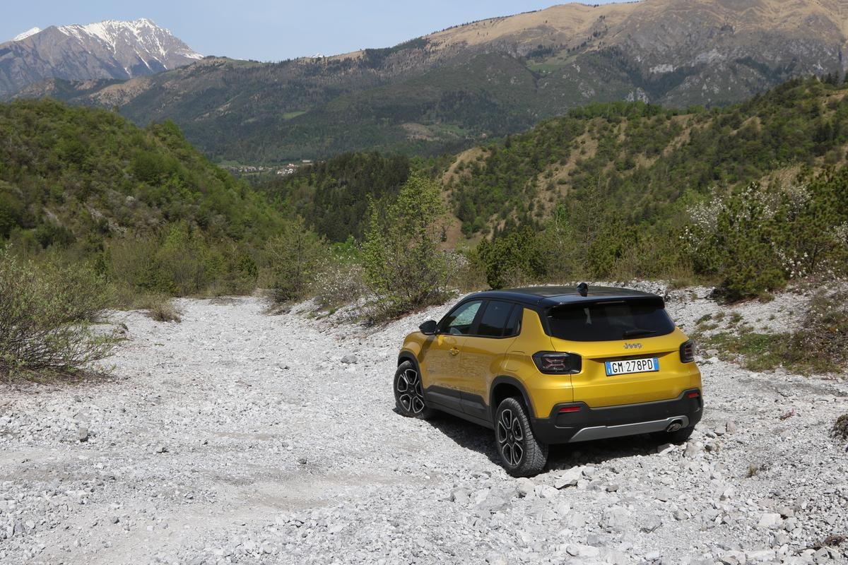 Piccola, robusta e 100% Jeep: Avenger conquista la montagna lombarda