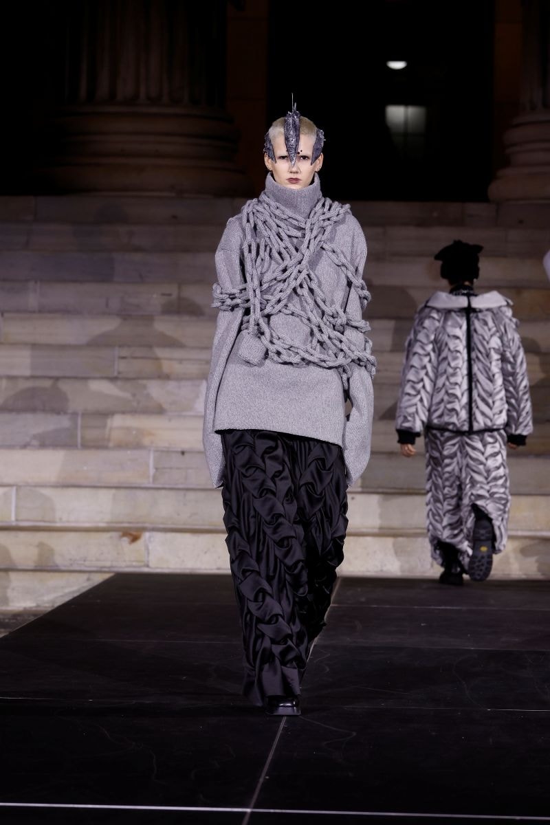 Una proposta Rojin Jung per lo show Kidsuper x Brooklyn borough hall (ph Francesc Ten/MFF)