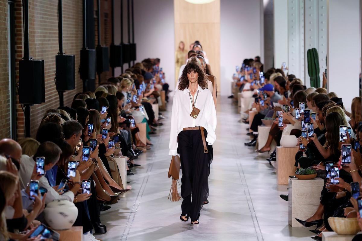 Il finale della sfilata p-e 2026 di Michael Kors a New York (ph Francesc Ten/MFF)