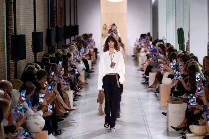 Il finale della sfilata p-e 2026 di Michael Kors a New York (ph Francesc Ten/MFF)