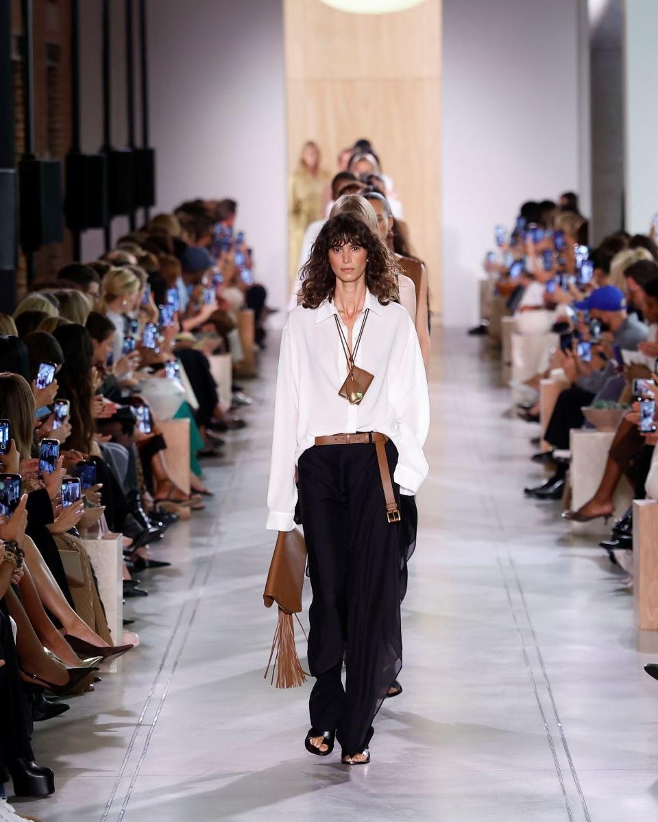 Il finale della sfilata p-e 2026 di Michael Kors a New York (ph Francesc Ten/MFF)