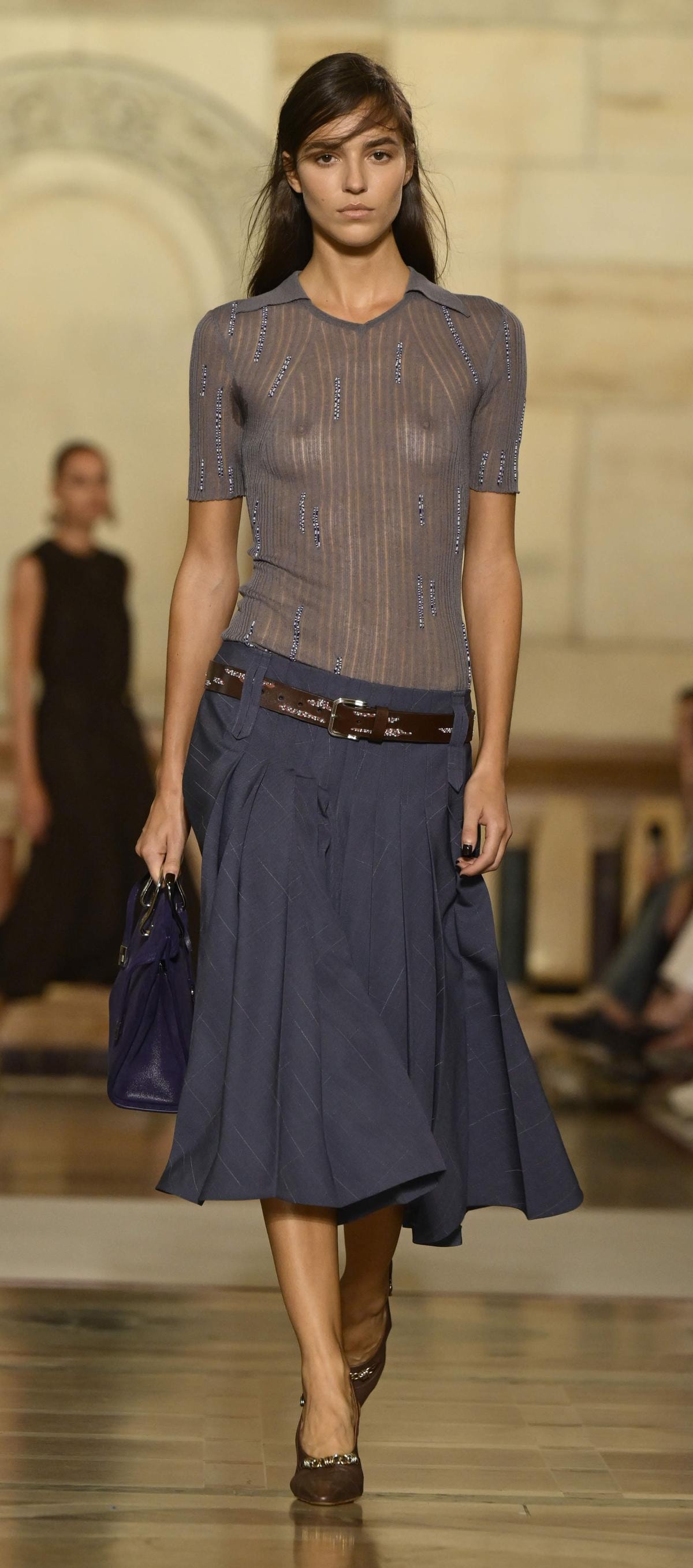 Un look Tory Burch spring-summer 2026 (ph Francesc Ten/MFF)