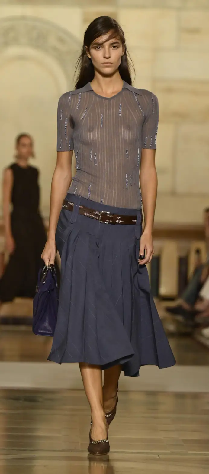 Un look Tory Burch spring-summer 2026 (ph Francesc Ten/MFF)