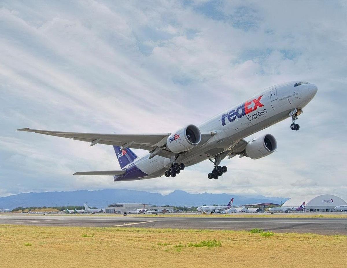 FedEx, ricavi e utili superano le attese, alzate le stime 2026. Il titolo rimbalza a Wall Street