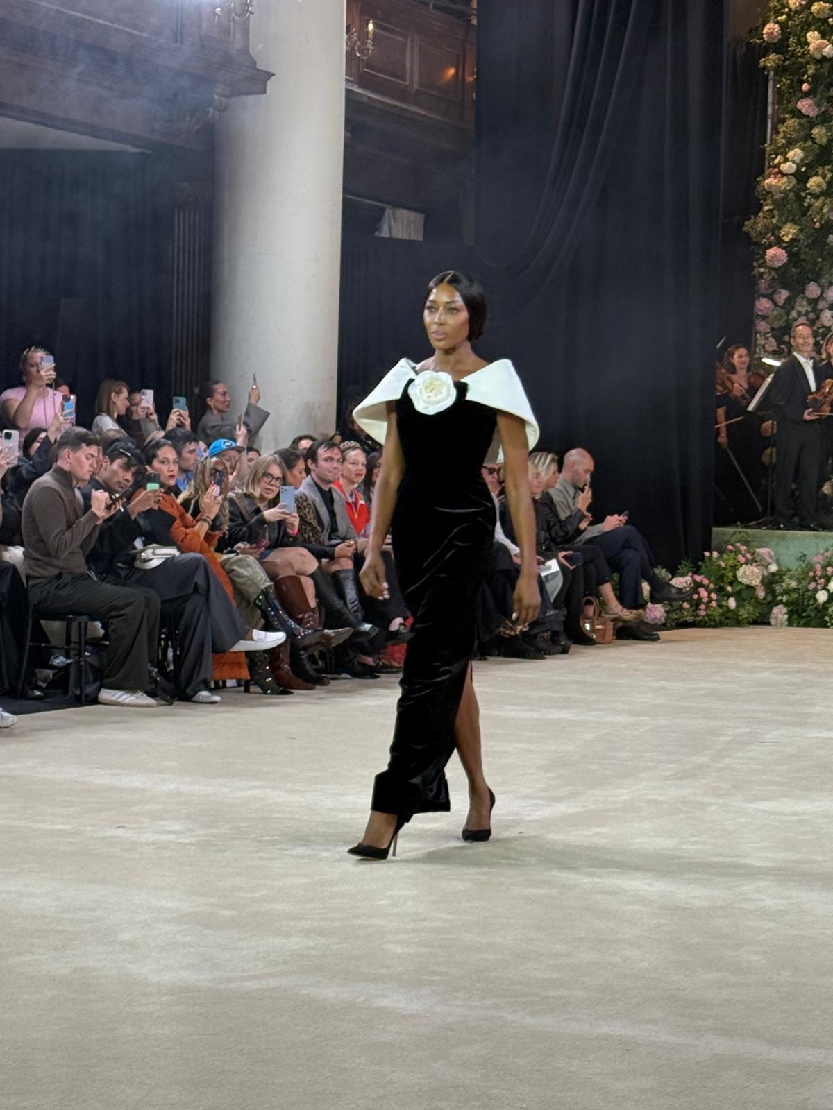 Naomi Campbell durante la sfilata primavera-estate 2026 di Richard Quinn (foto Tommaso Palazzi)