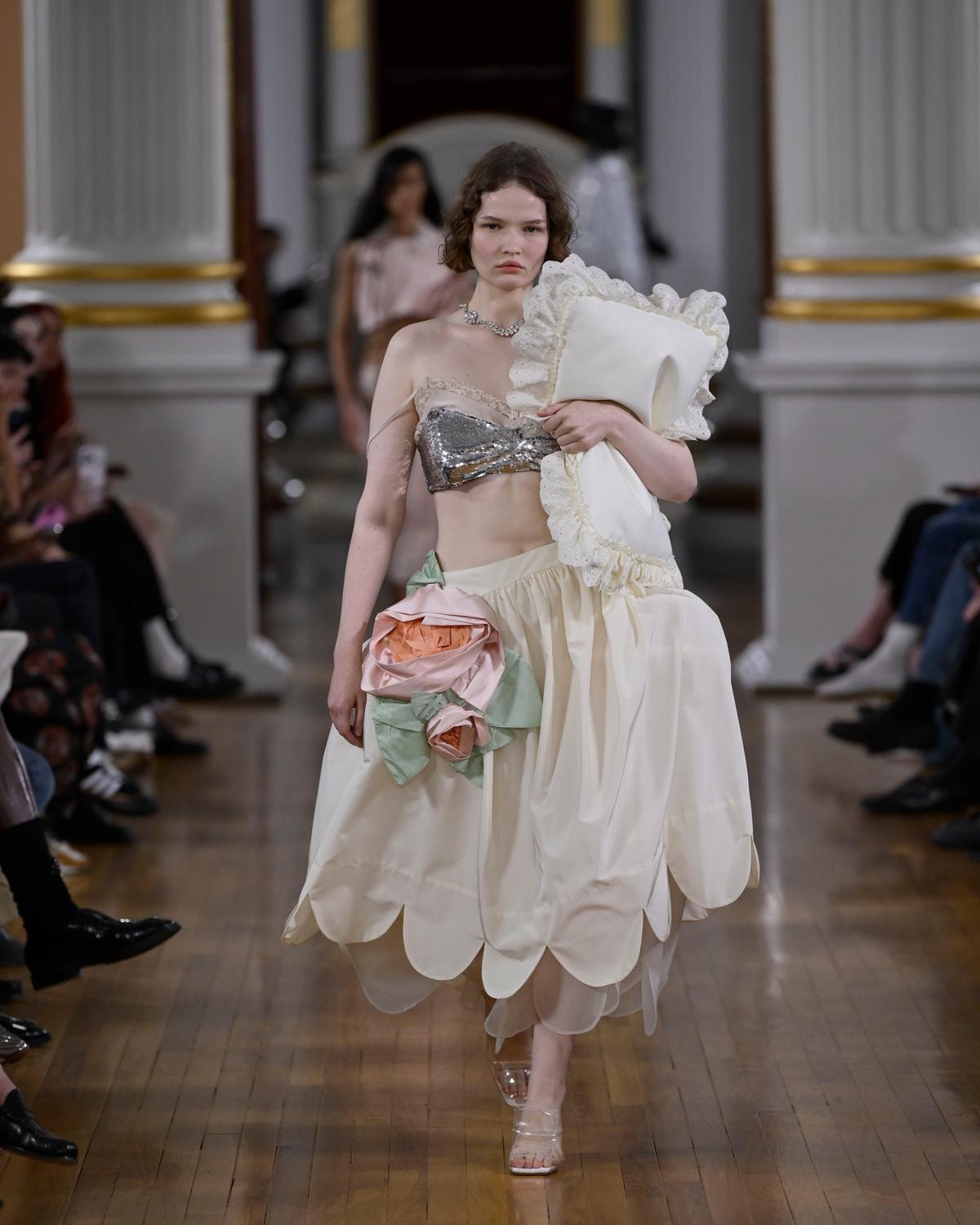 Un look Simone Rocha spring-summer 2026 (ph Francesc Ten/MFF)
