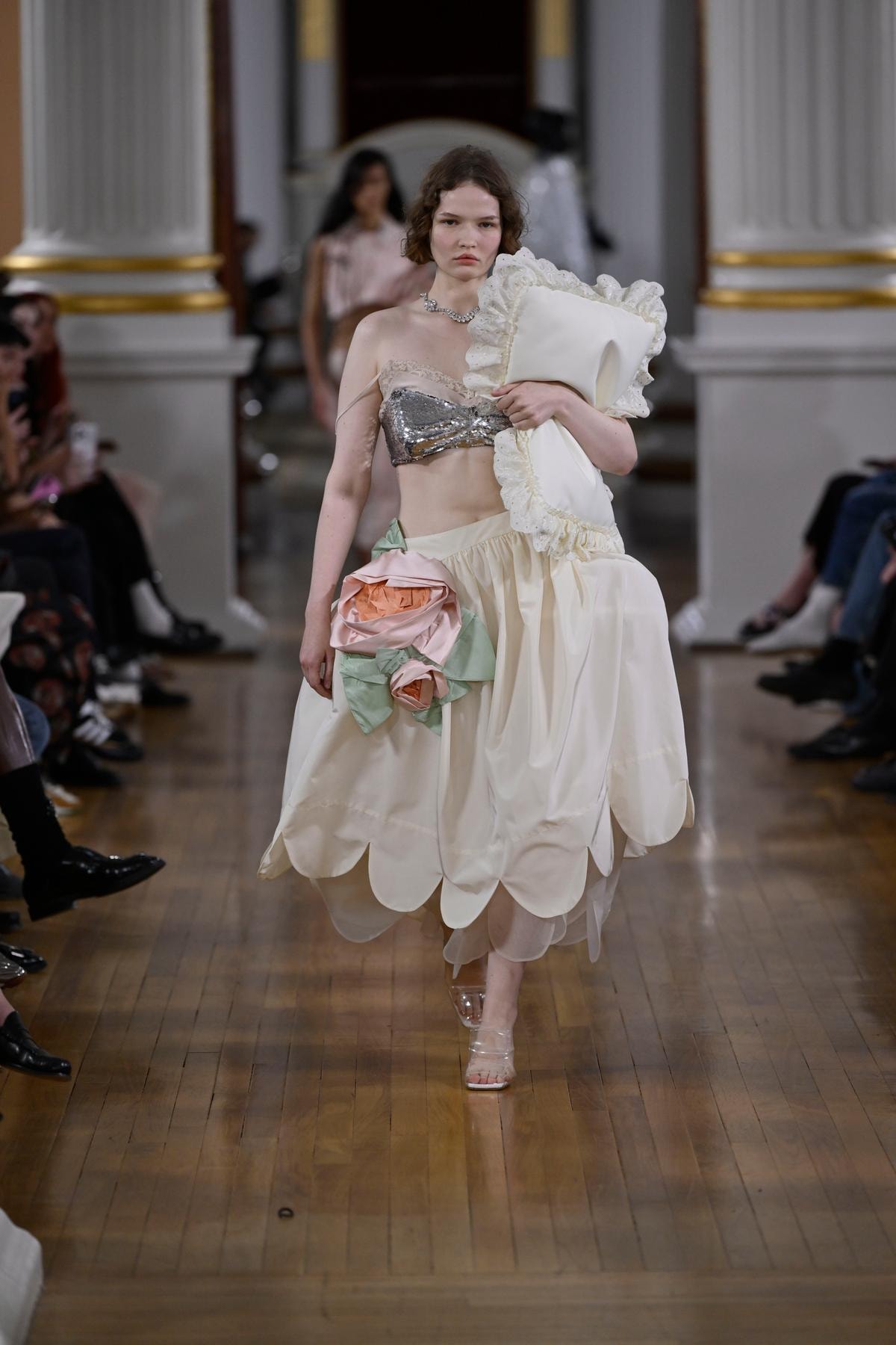 Un look Simone Rocha spring-summer 2026 (ph Francesc Ten/MFF)