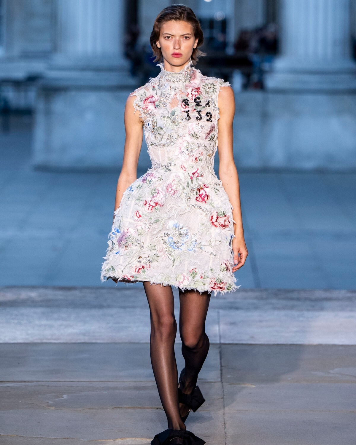 Un look Erdem spring-summer 2026 (ph Francesc Ten/MFF)