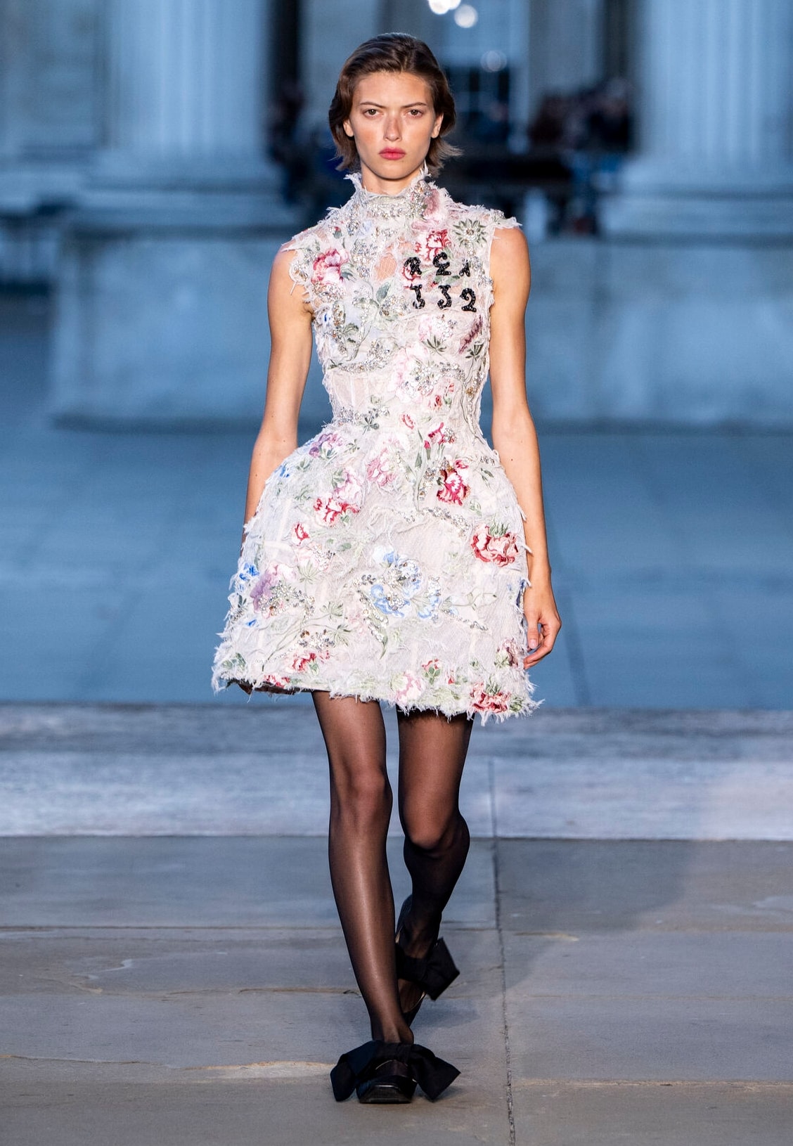 Un look Erdem spring-summer 2026 (ph Francesc Ten/MFF)