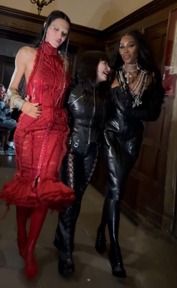 Dilara Findikoglu tra Amelia Gray e Naomi Campbell (ph Tommaso Palazzi)