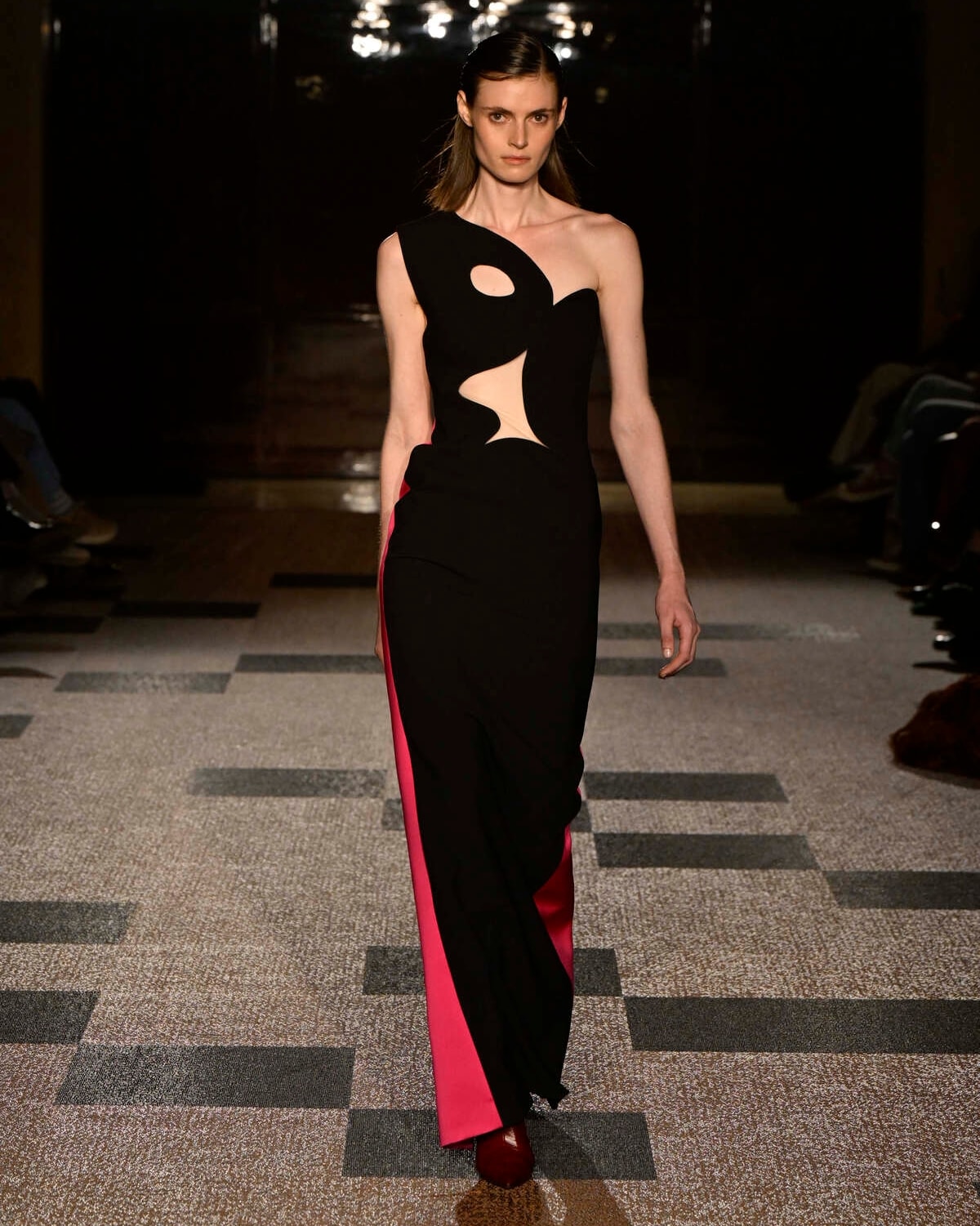 Un look Roksanda primavera-estate 2026 (foto Francesc Ten/MFF)