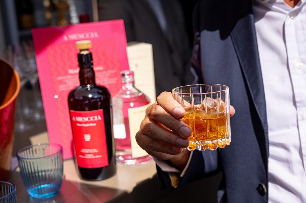 Uno dei tre cocktail proposti a base di Mother Messcia, con eleganti twist su Adonis, Cardinale e Daiquiri.