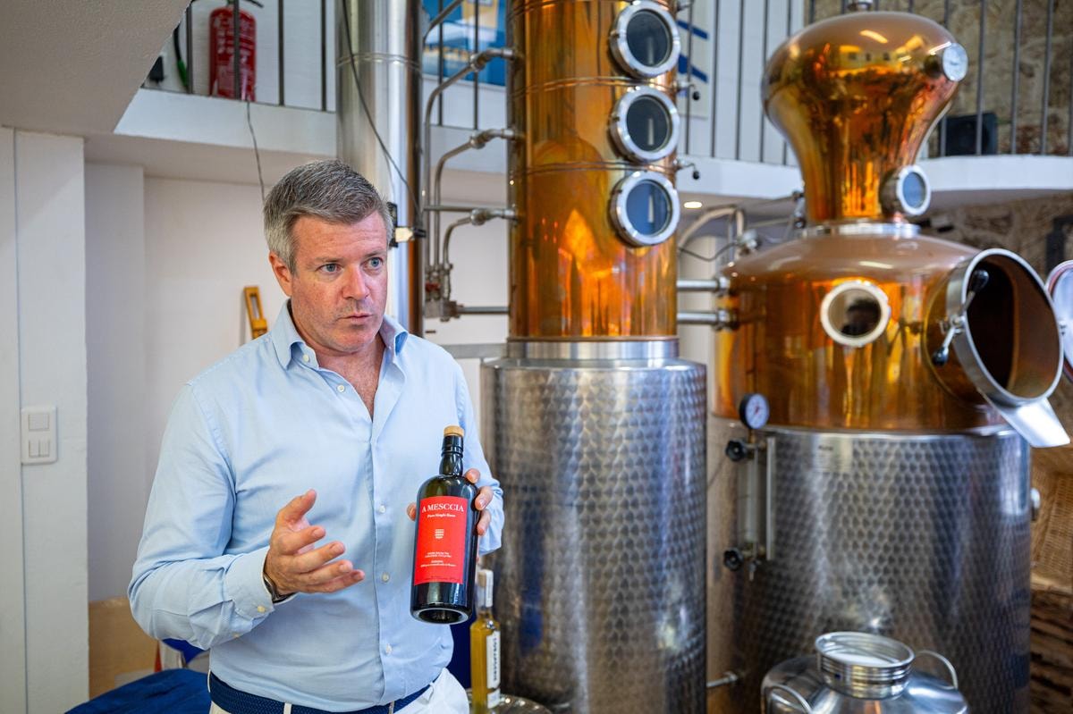 Il master distiller di Distellerie de Monaco, Philip Culazzo con A' Messcia.