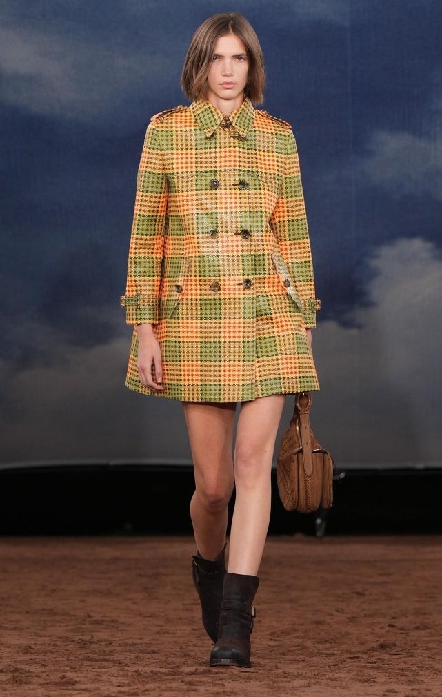 Un look Burberry primavera-estate 2026 (courtesy Burberry)